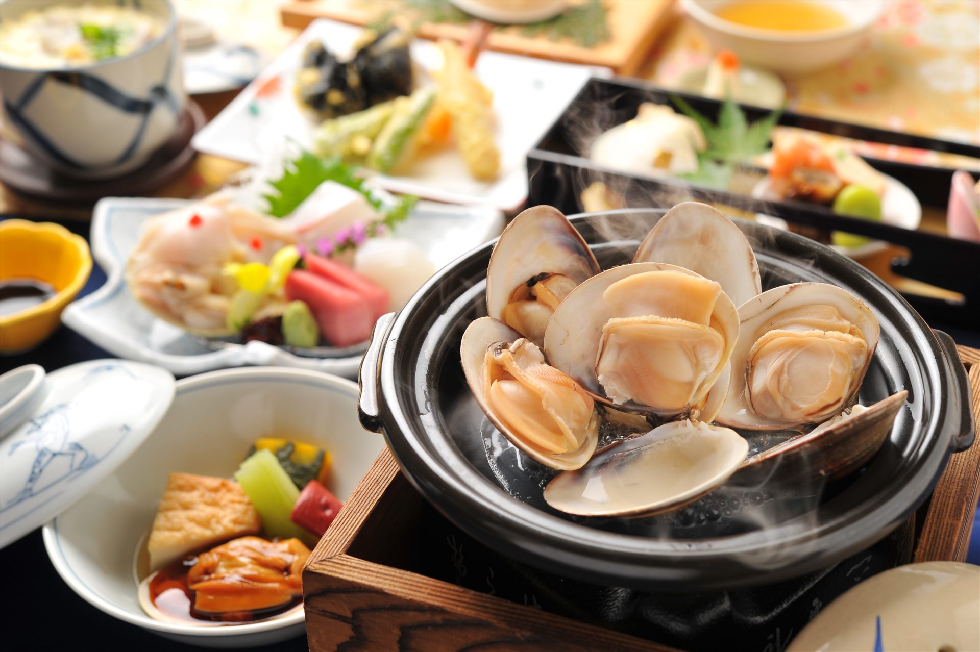 蛤料理を盛り付けた一皿