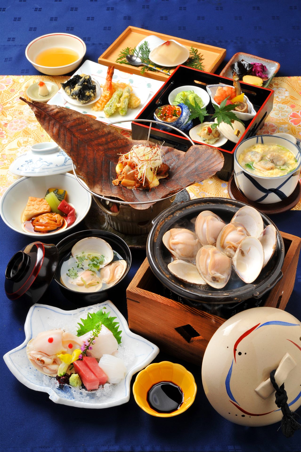蛤料理を含む会席の料理全景